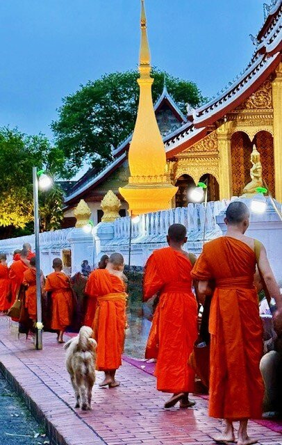 布施仪式-琅勃拉邦必去景点