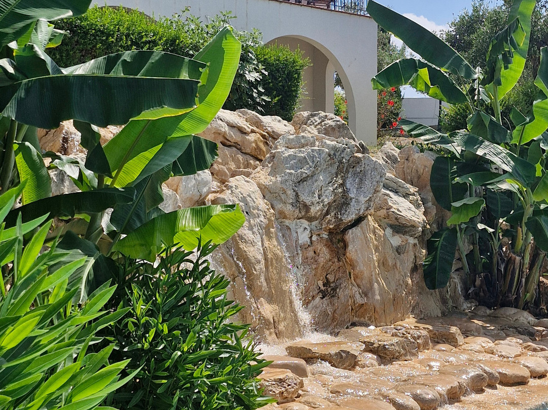 日出村海滩酒店主图