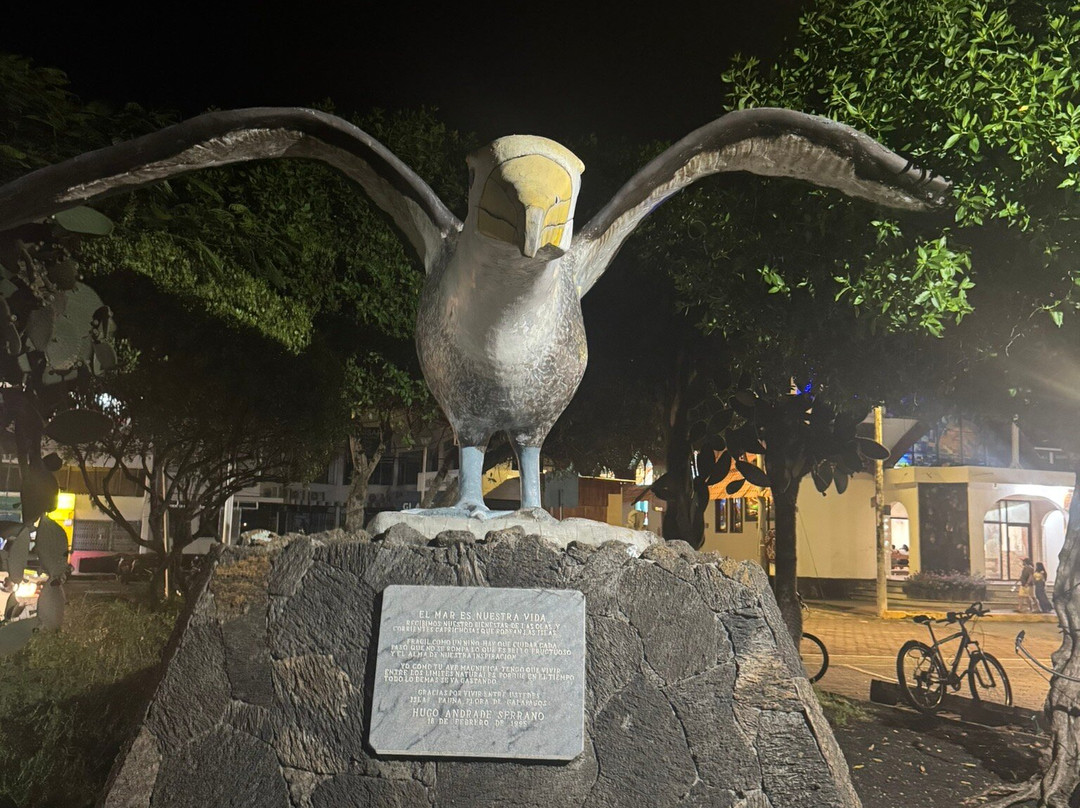 Monumento de aves de Galápagos-阿约拉港必去景点