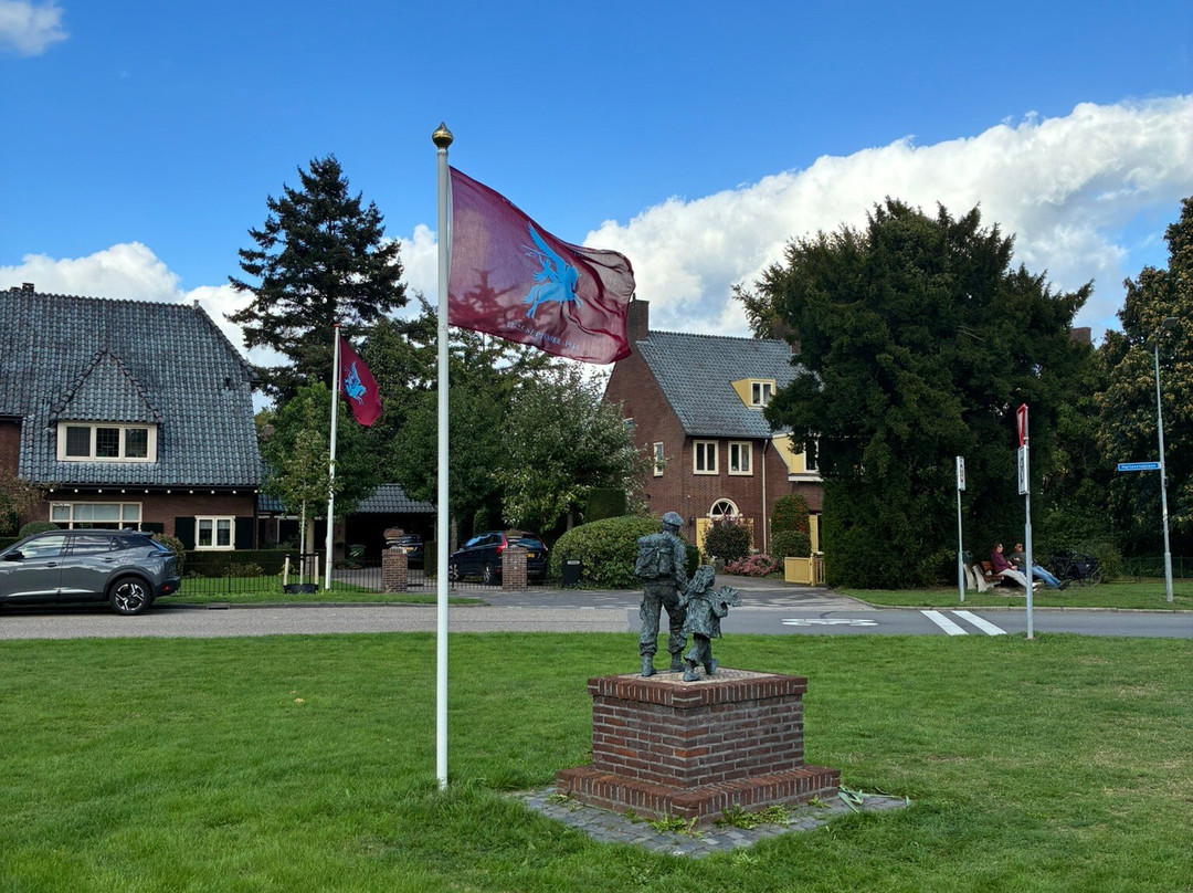 Soldaat met bloemenmeisje Monument-Oosterbeek必去景点