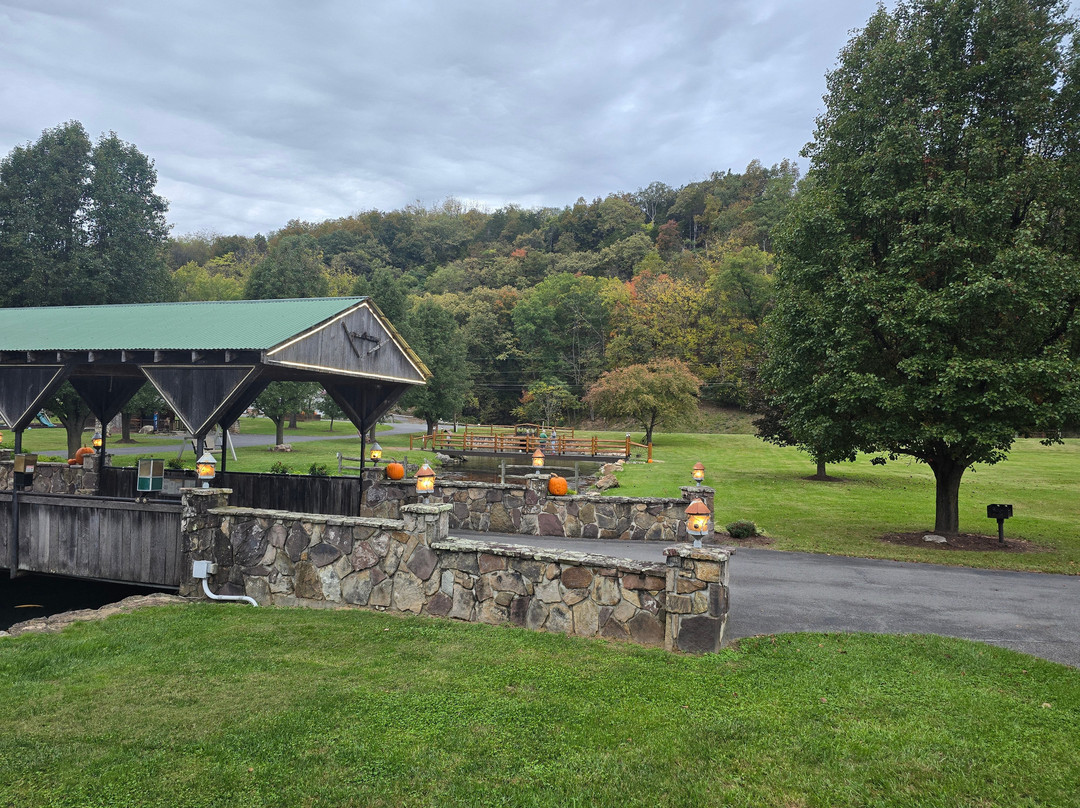 Smoke Hole Caverns & Log Cabin Resort主图