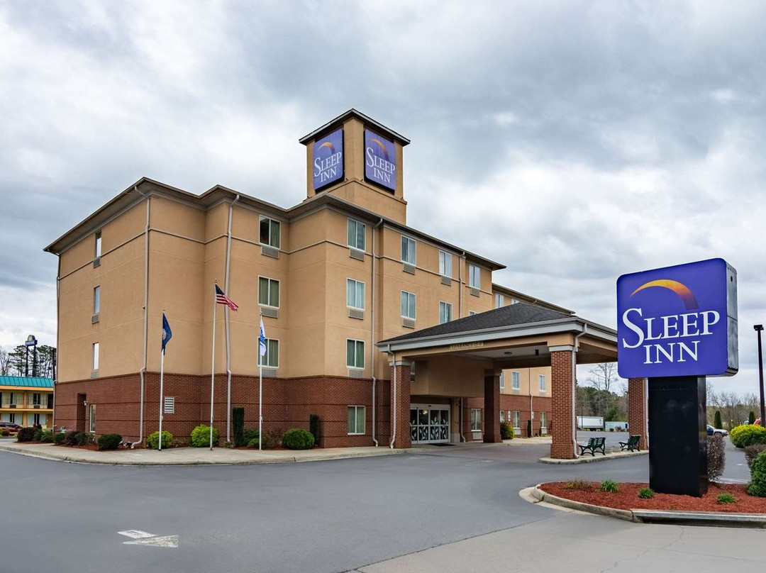 恩波里亚司丽普酒店主图