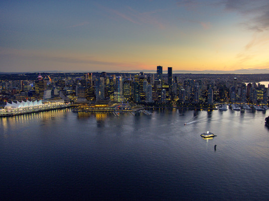 温哥华市中心假日套房酒店主图