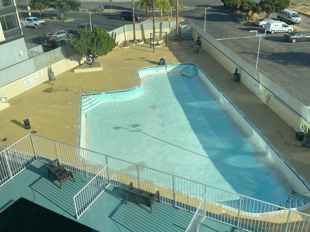 维克多维尔假日酒店主图