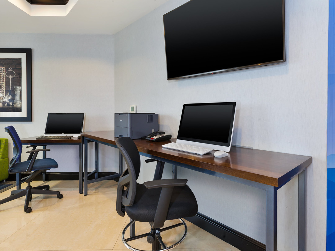 Holiday Inn Express & Suites Warminster - Horsham By IHG主图