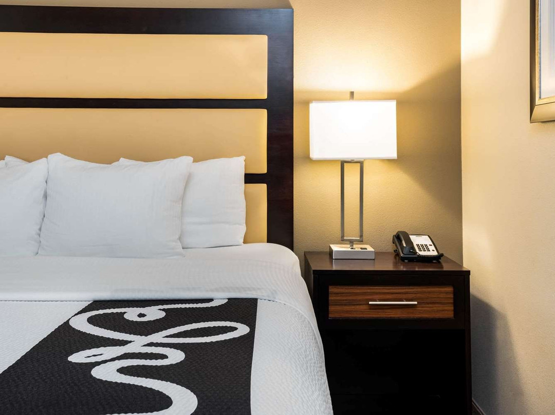 奥本拉昆塔套房酒店主图