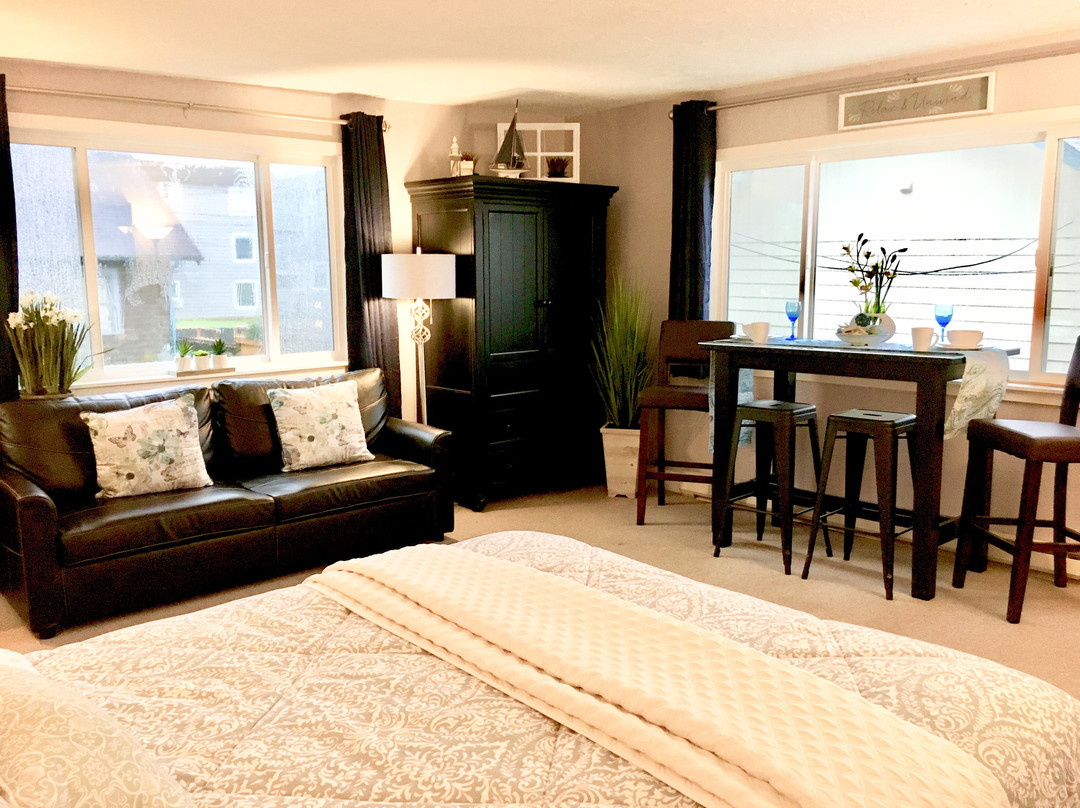 The Tradewinds Condominums主图