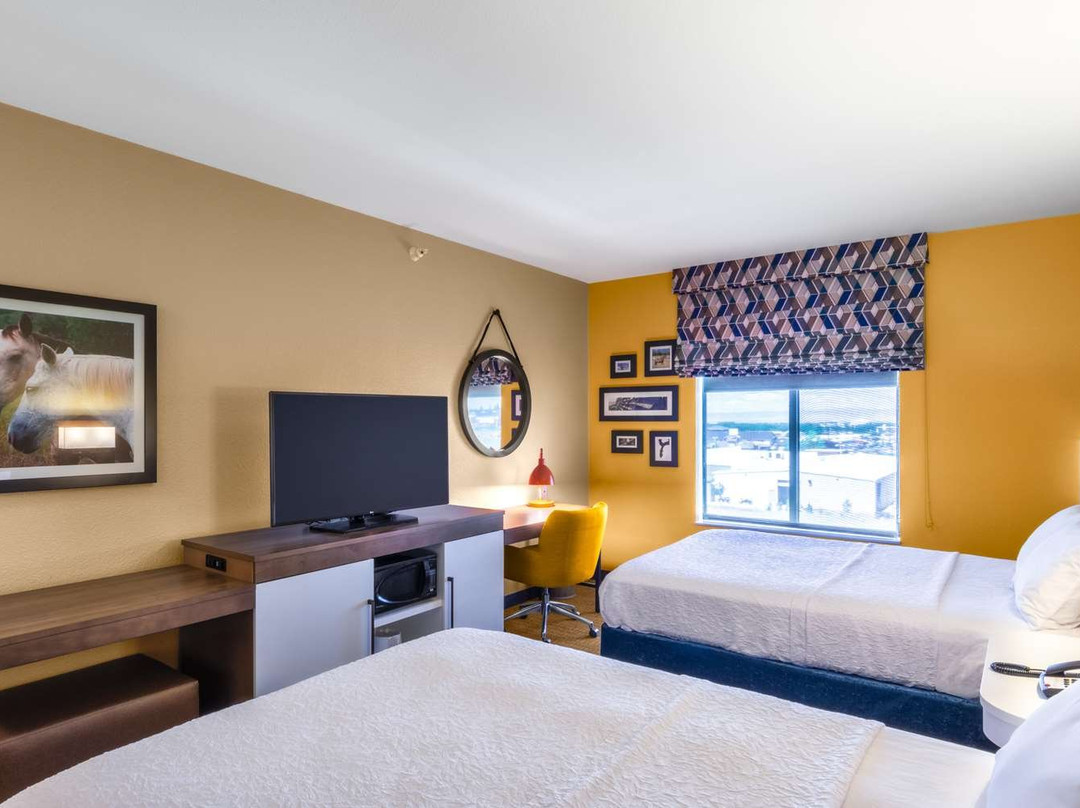 拉勒米希尔顿恒庭酒店主图