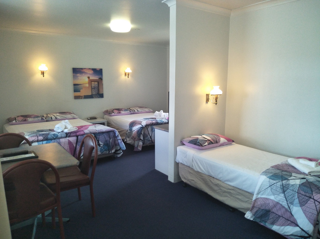 Coach House Hotel Motel主图