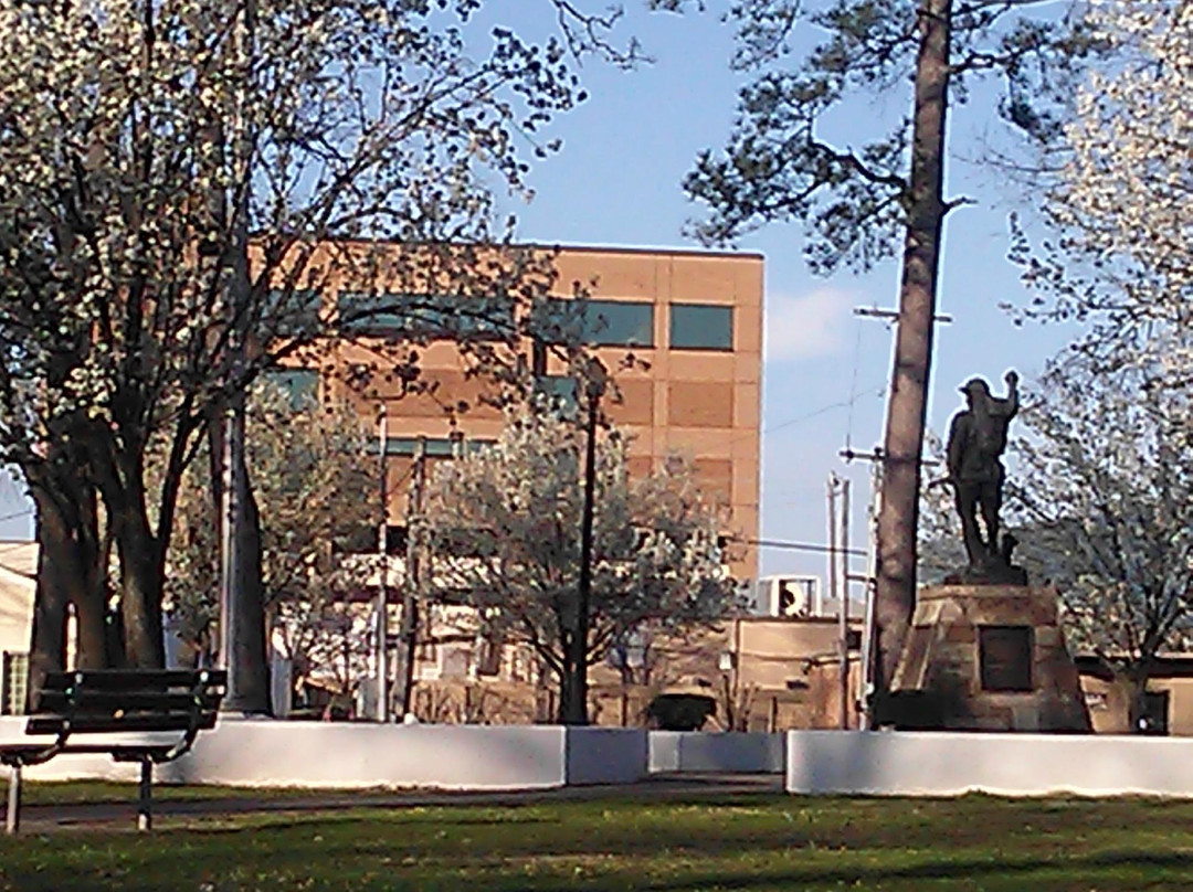 Doughboy Monument at DeBardeleben Park景点图片