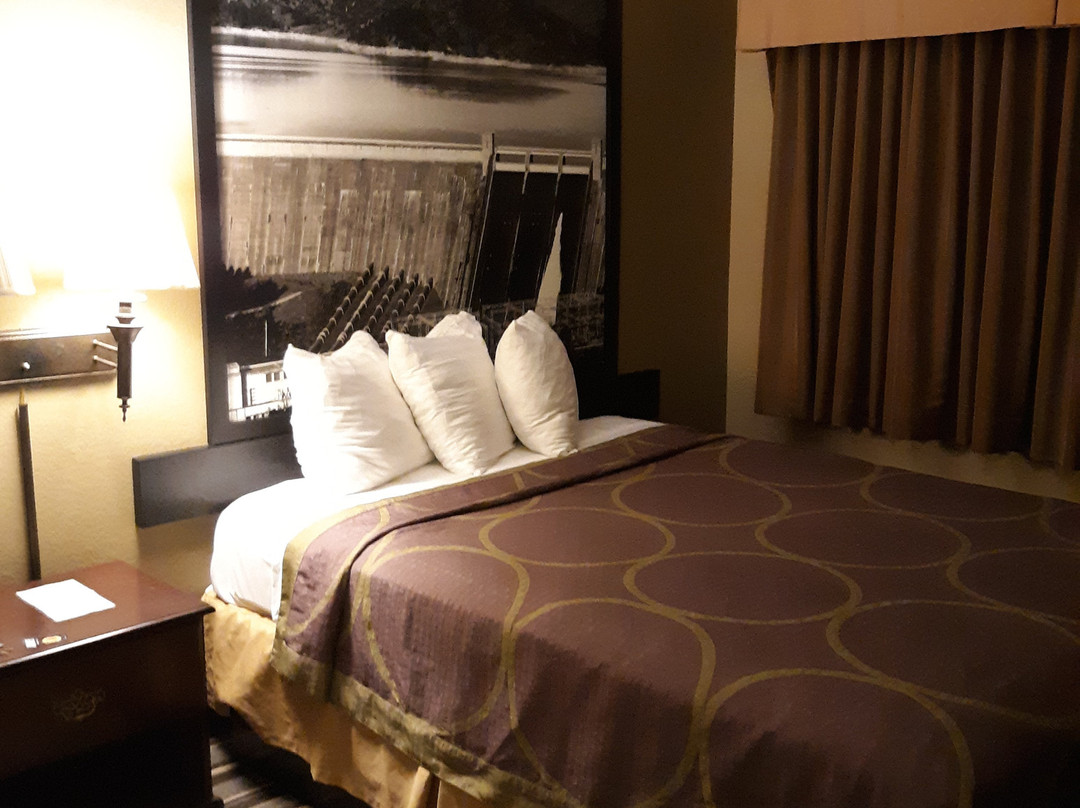 康宁速8酒店主图