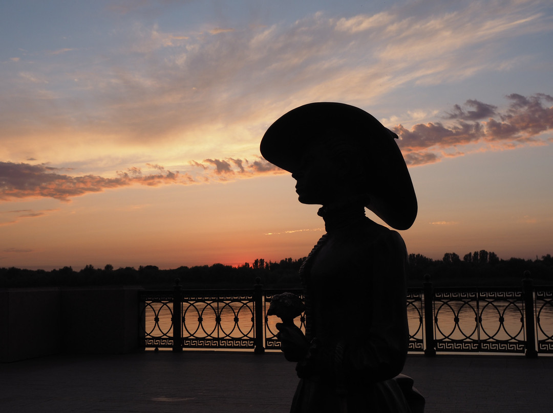 Sculpture Lady with the Dog-阿斯特拉罕必去景点
