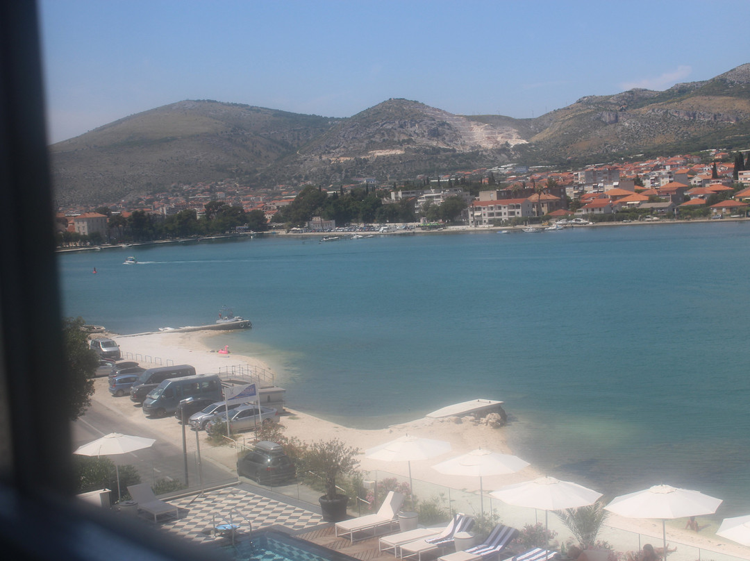 Brown Beach House主图