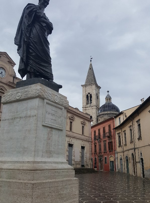 Statua di Ovidio-苏尔莫纳必去景点