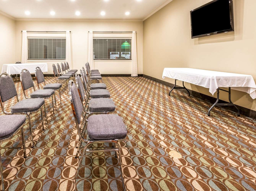 Ramada by Wyndham College Station主图