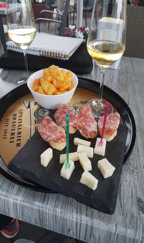 Glamour Wine Cafe'