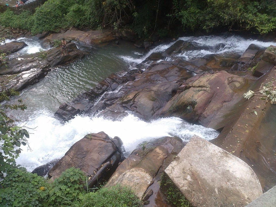Aruvikkuzhi Waterfall景点图片