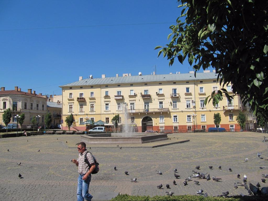 Filarmonii Square-Chernivtsi必去景点
