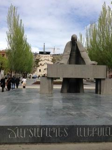 Alexander Tamanyan Statue-埃里温必去景点