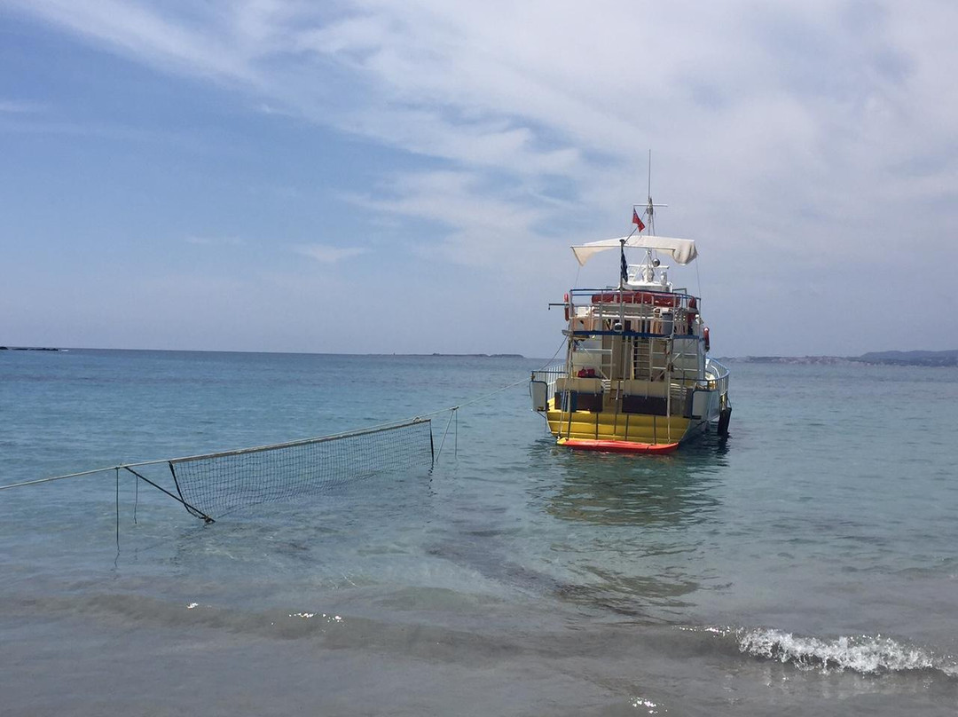 Captain Makis Glass Bottom Boat景点图片
