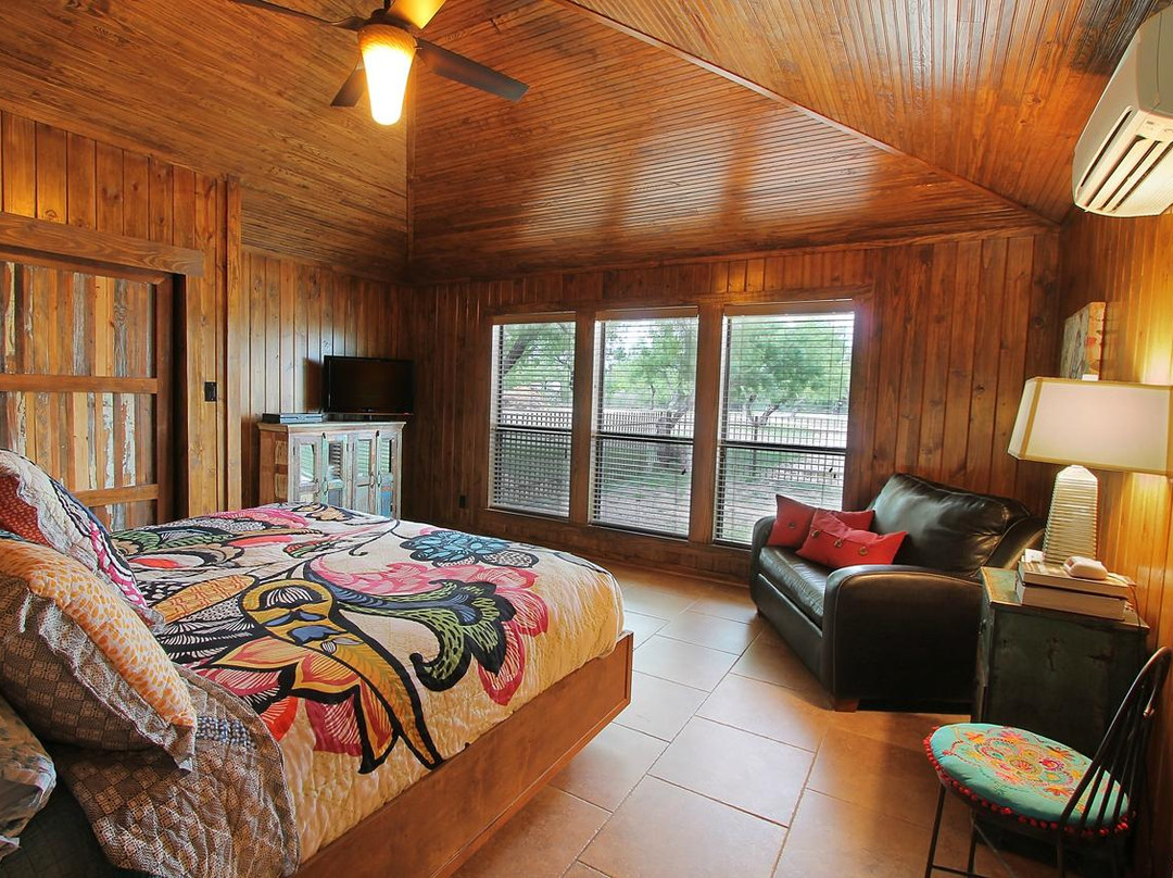 Camp Wood酒店住宿-Live Oaks Bed And Breakfast