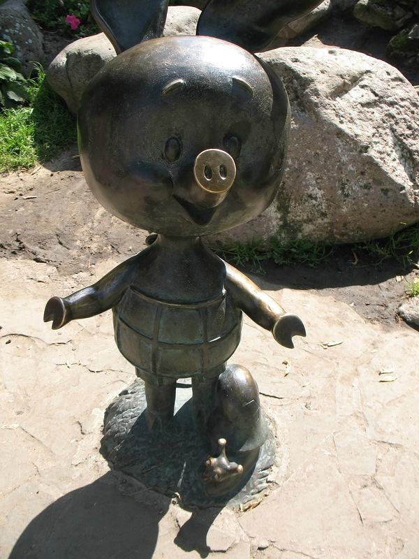Sculpture Winnie-the-Pooh and Piglet景点图片