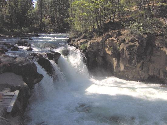 McCloud River’s Three Waterfalls景点图片