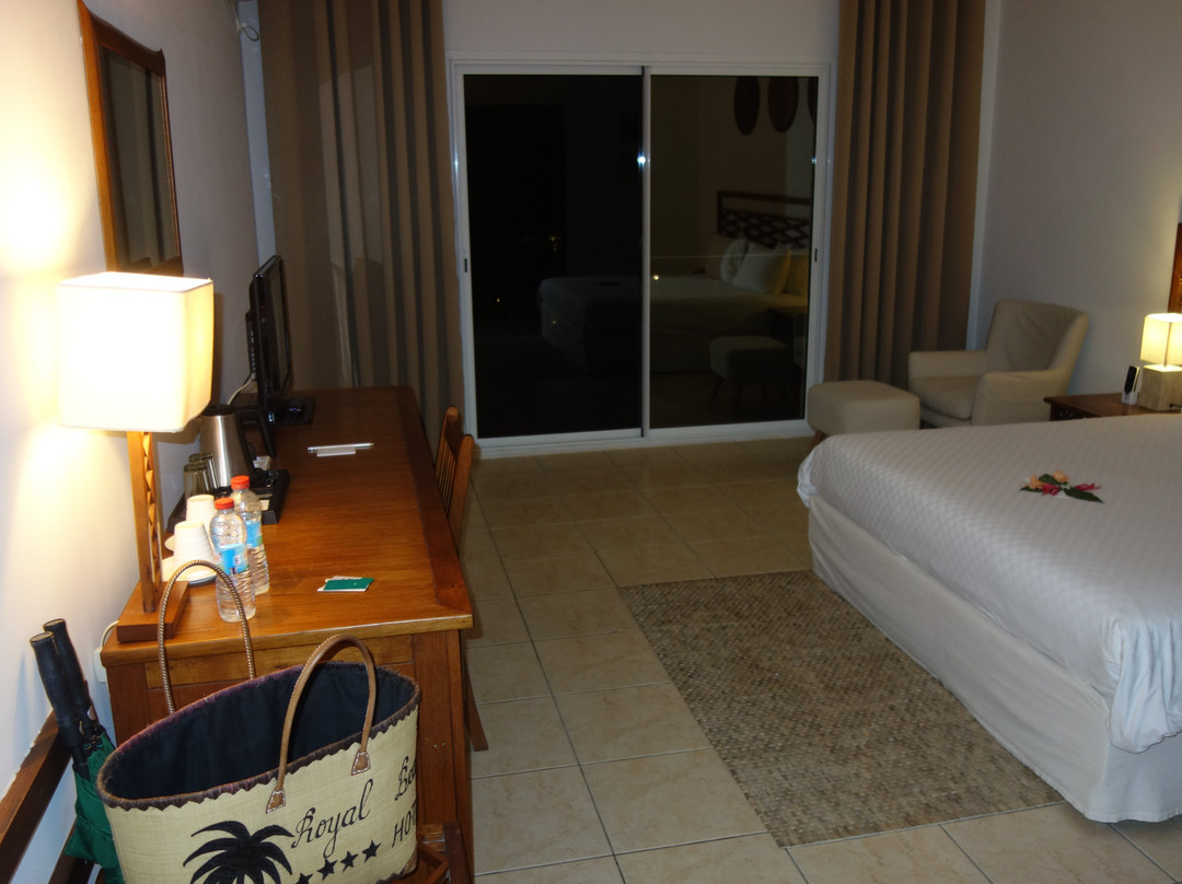 皇家海滩酒店主图