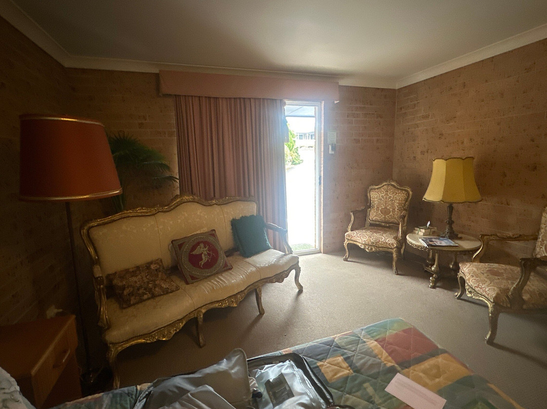 White Lanterns Motel主图