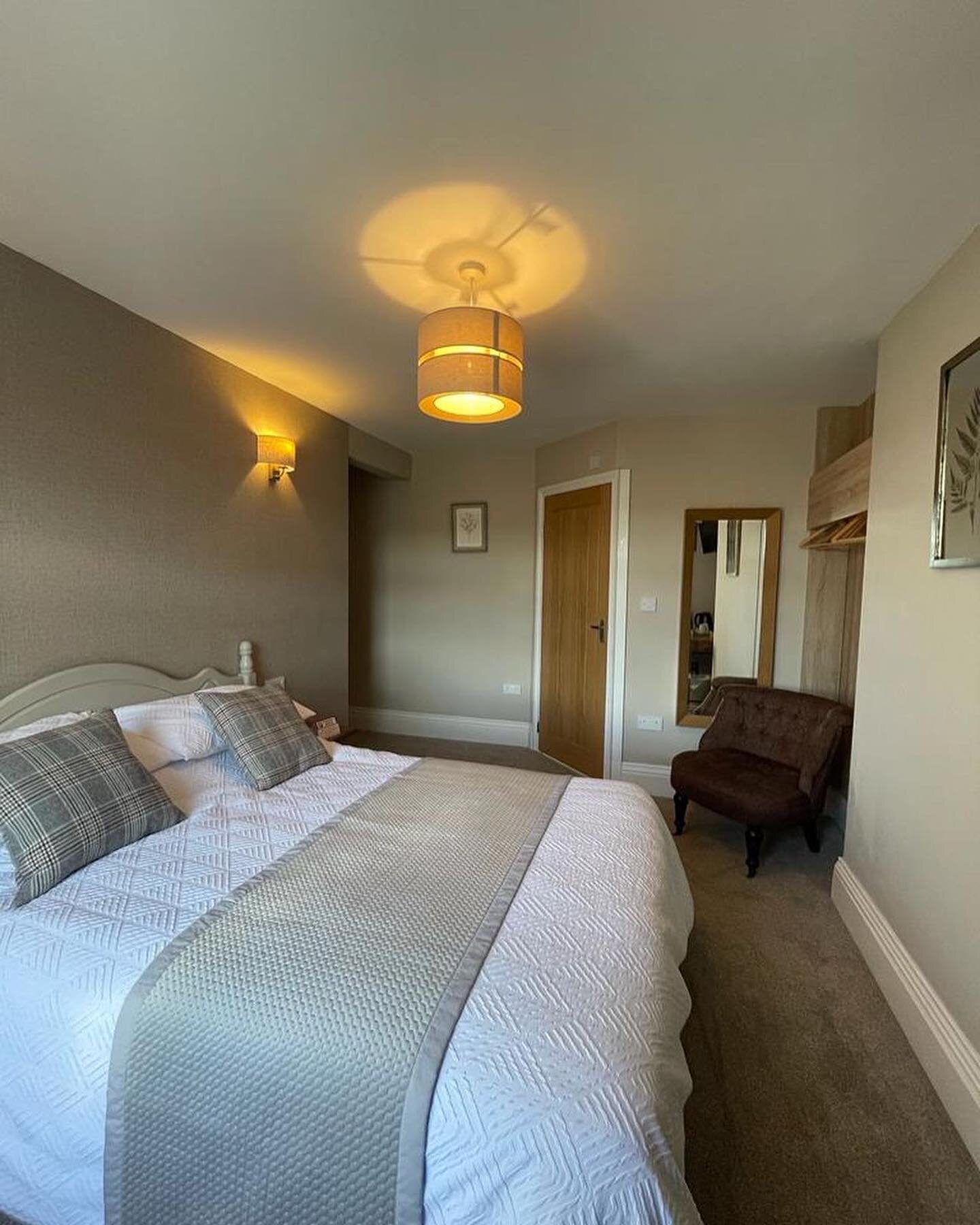 Crown & Crossed Swords-客卧