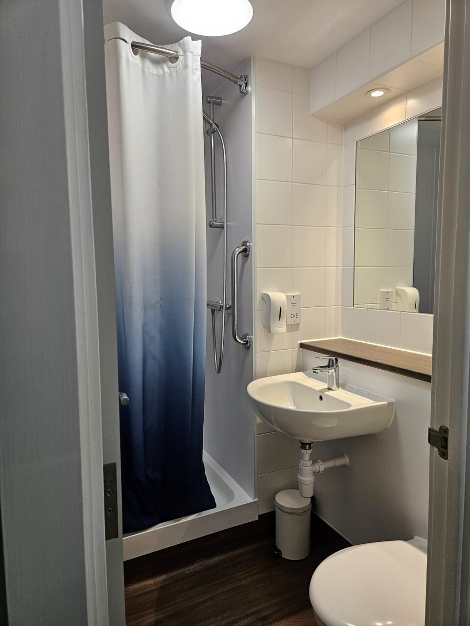 Travelodge Devizes Hotel-浴室