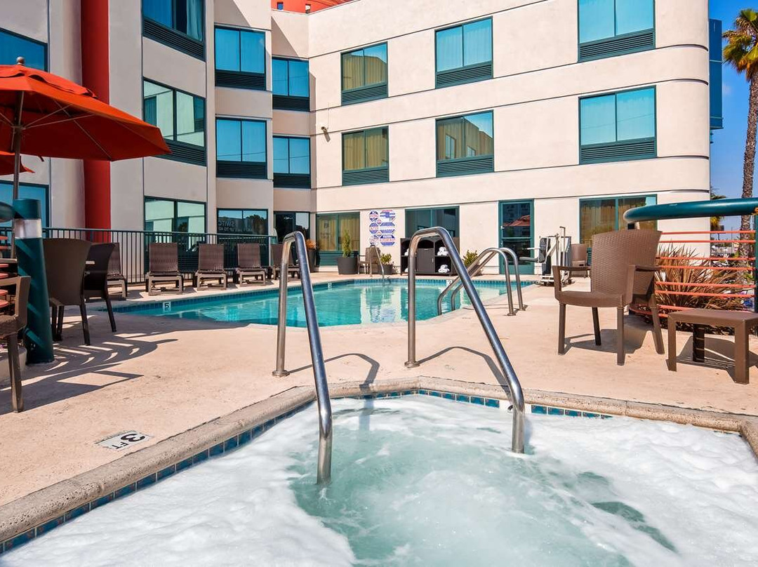 贝斯特韦斯特优质套房酒店主图