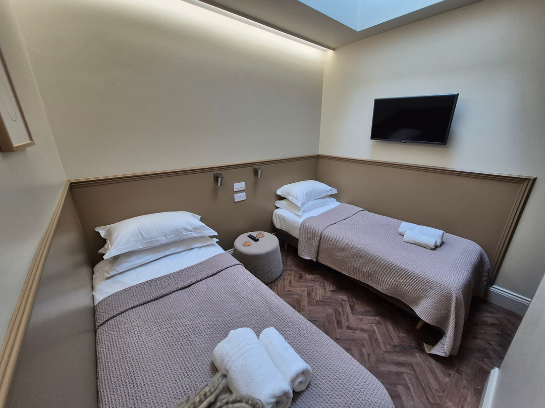 Hideout Hotel主图