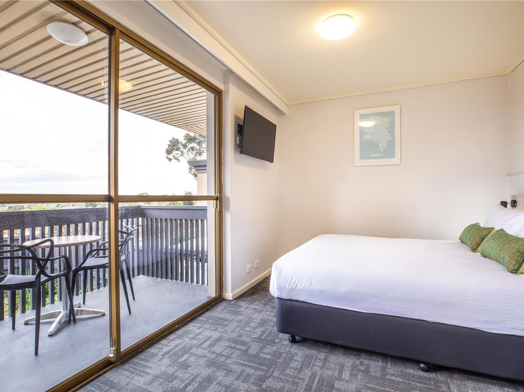 Nightcap at Shoppingtown Hotel主图