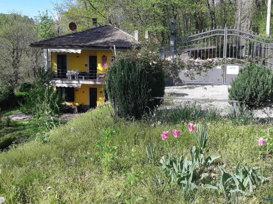 Invorio Superiore酒店住宿-B&B La Casa nel Bosco
