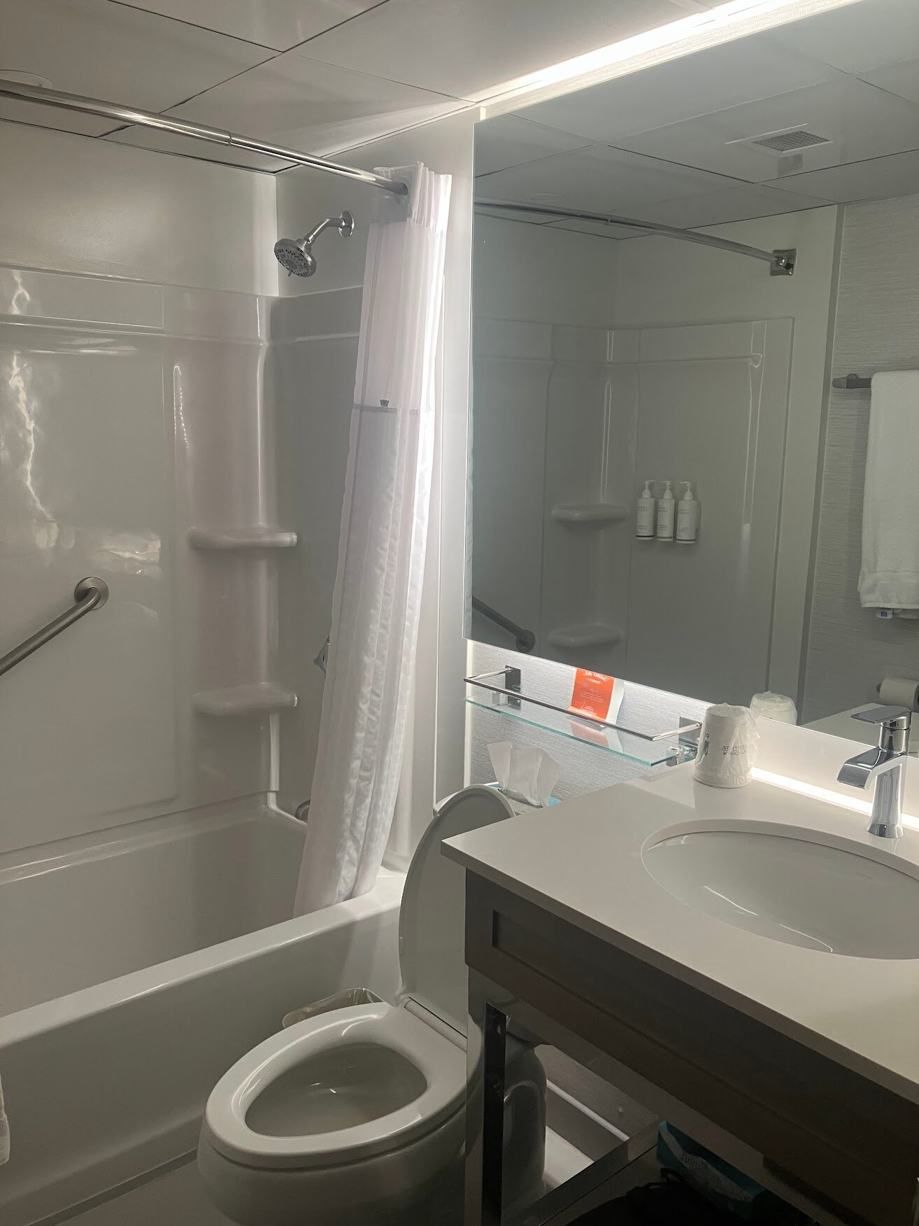 Howard Johnson by Wyndham Middletown Newport Area-浴室