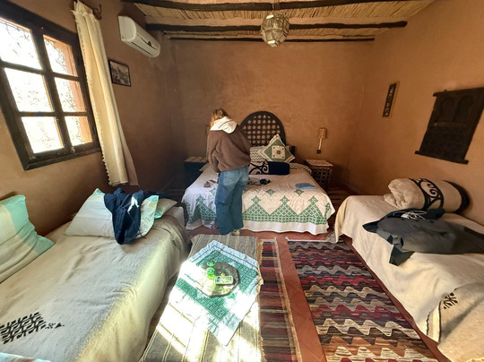 黑玫瑰酒店主图