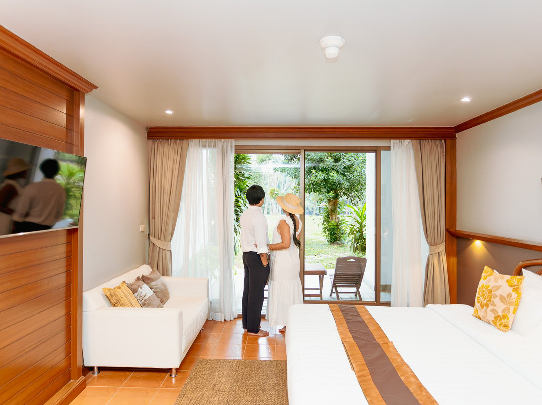 桂河光色度假酒店主图