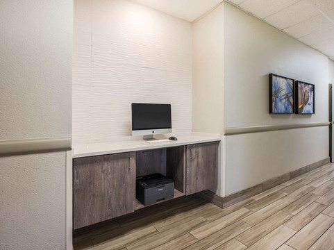 纽波特拉昆塔温德姆套房酒店主图