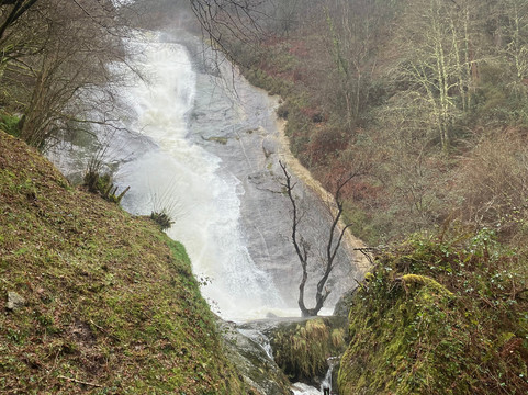 Fervenza Do Escouridal-Alfoz必去景点