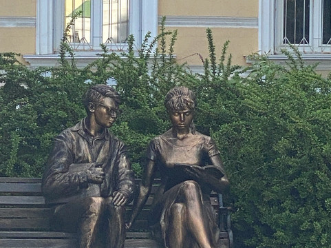 Monument to Shurik and Lida-Ryazan必去景点