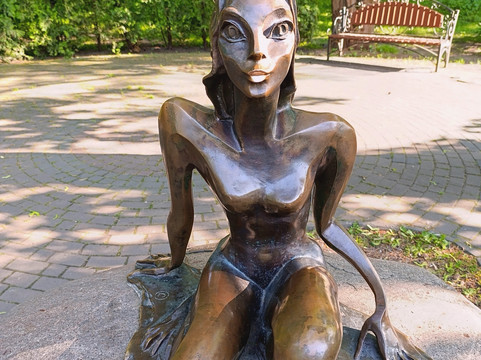 Sculpture Tsarevna-Lyagushka-斯韦特洛戈尔斯克必去景点