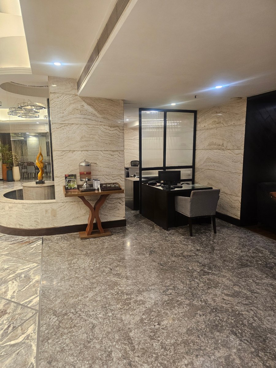 苏拉特洛兹广场酒店、-旅行者
