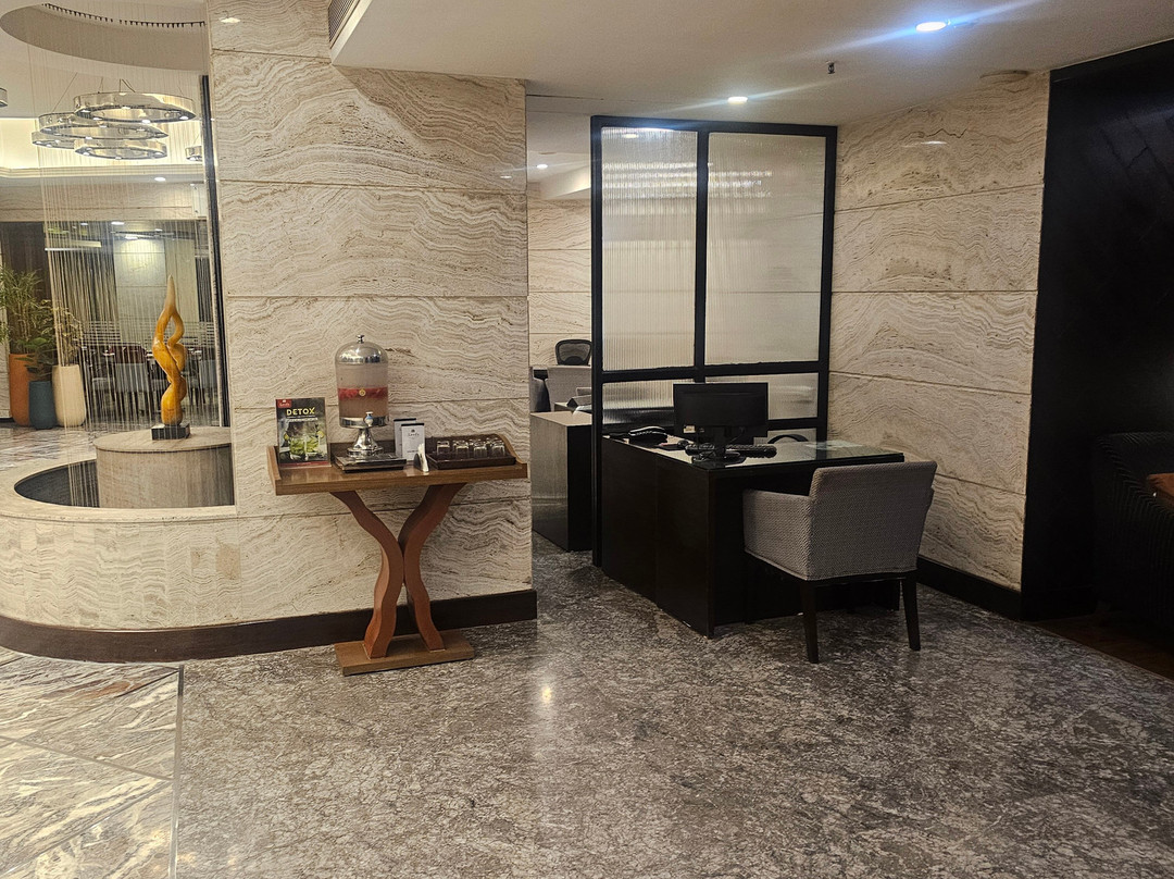 苏拉特洛兹广场酒店、主图