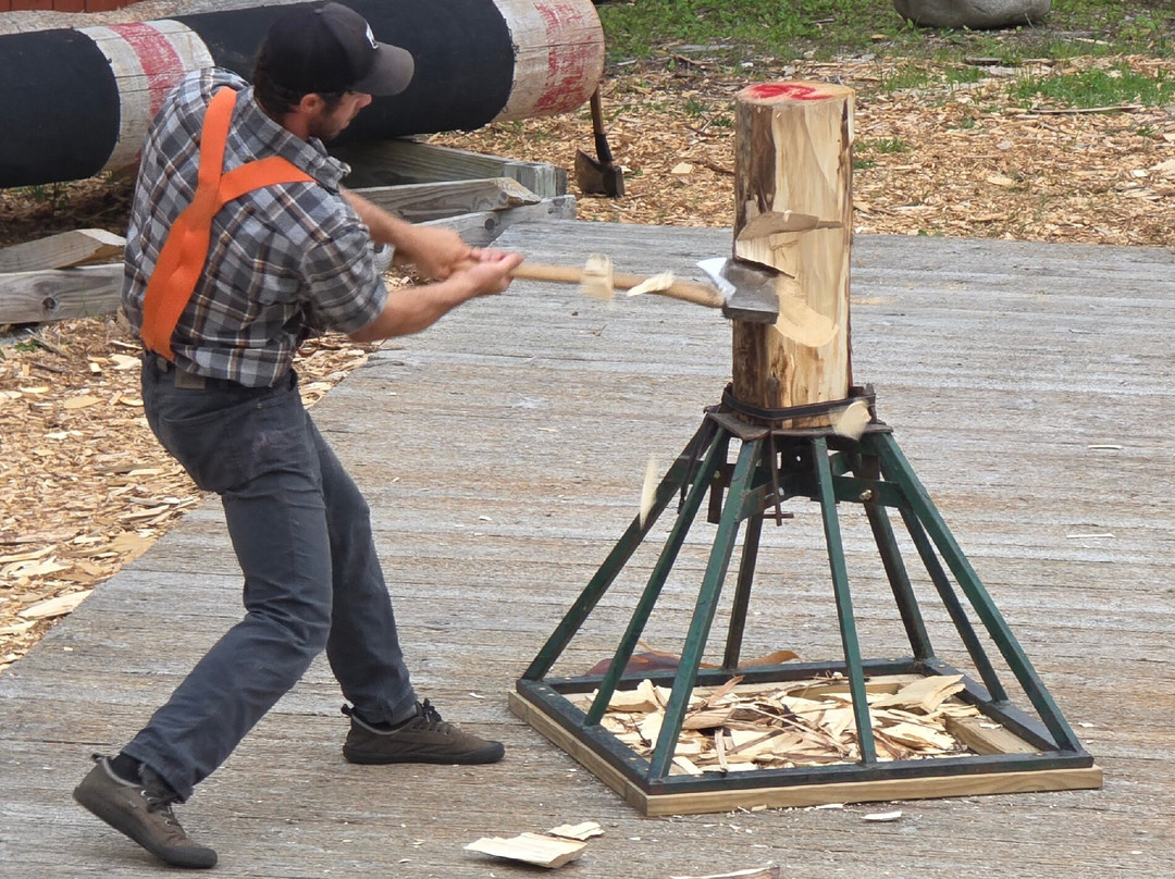 Jack Pine Lumberjack Show-麦基诺城必去景点