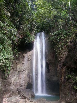 Binalayan Hidden Waterfalls景点图片