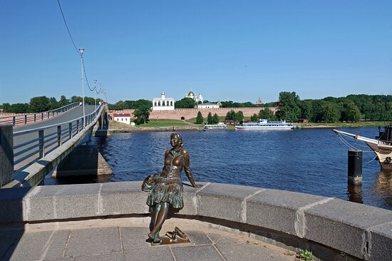 Pedestrian Bridge Across River Volkhov景点图片