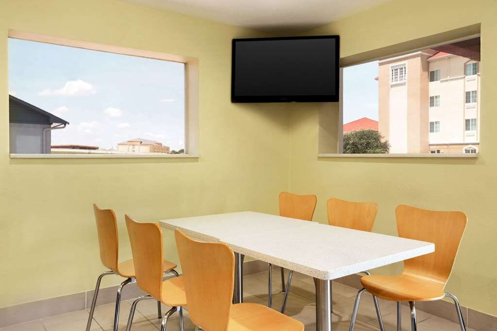 Super 8 by Wyndham Corsicana主图