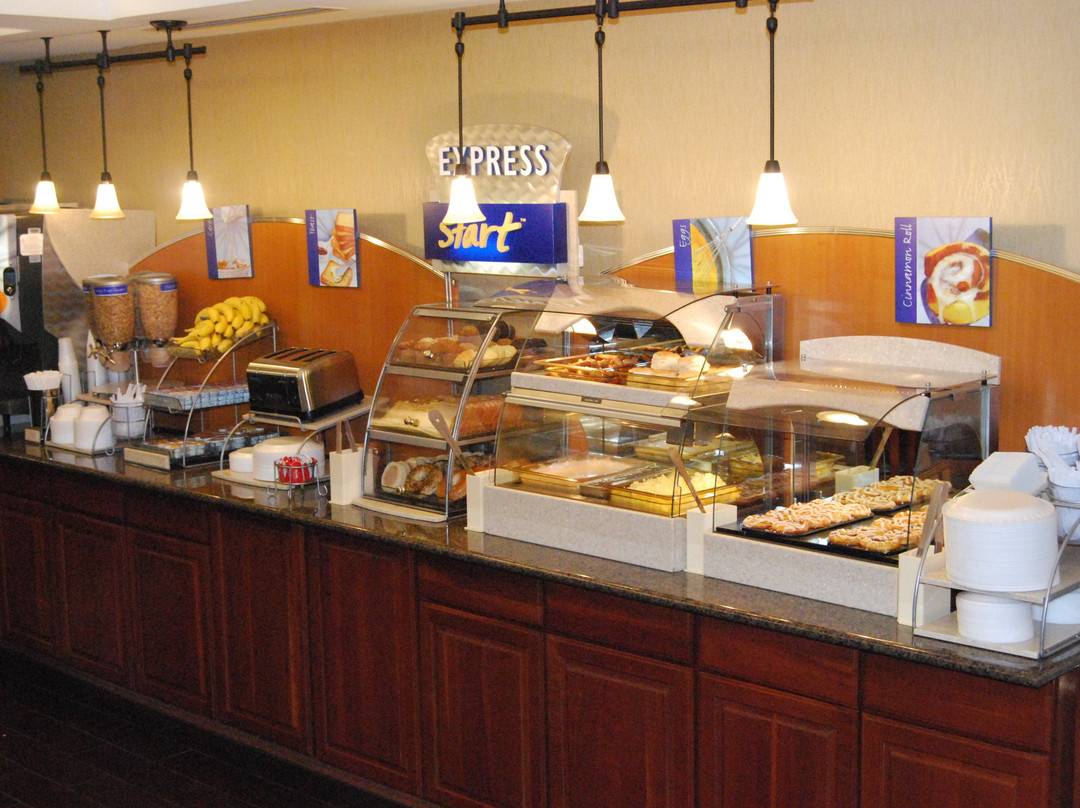 Holiday Inn Express & Suites Auburn Hills By IHG主图