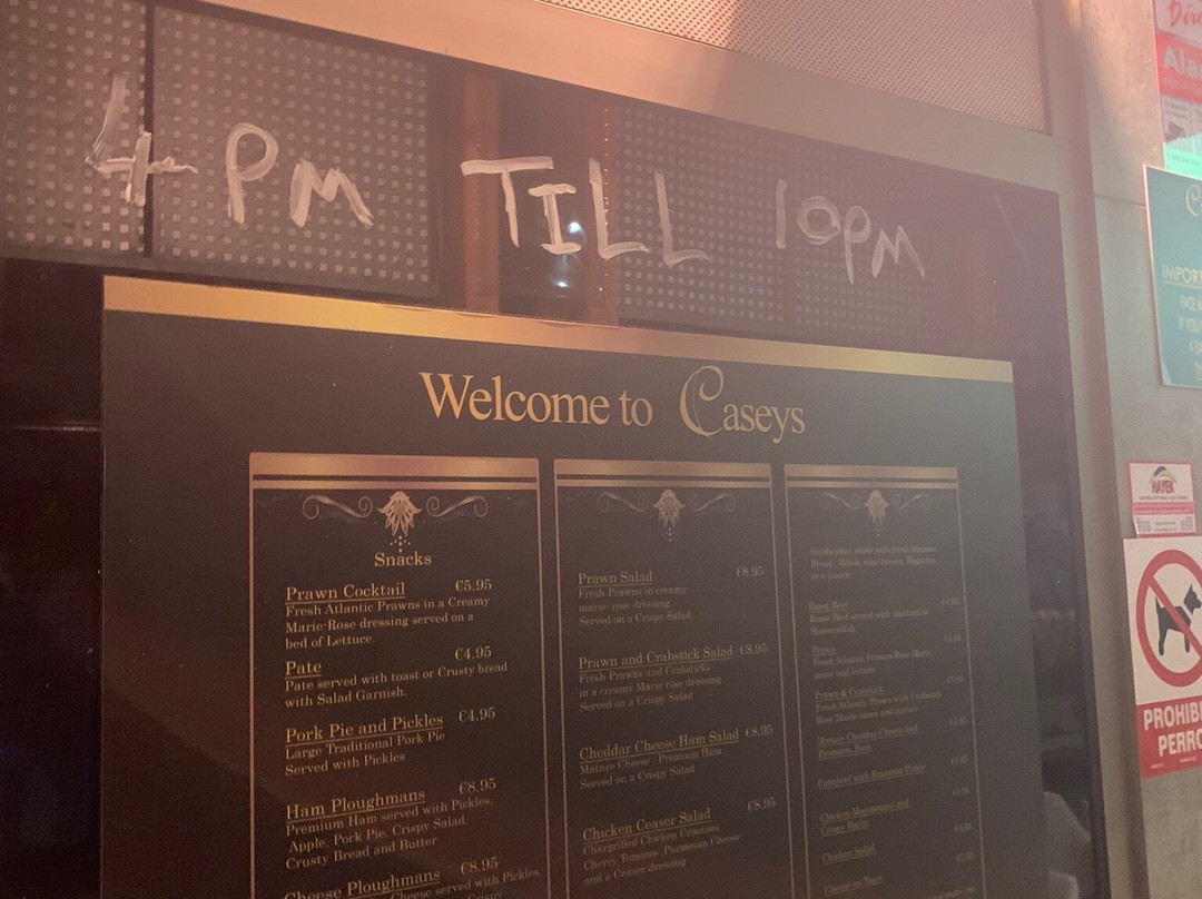 Casey's Cocktail Lounge-洛斯克里斯蒂亚诺斯必去景点